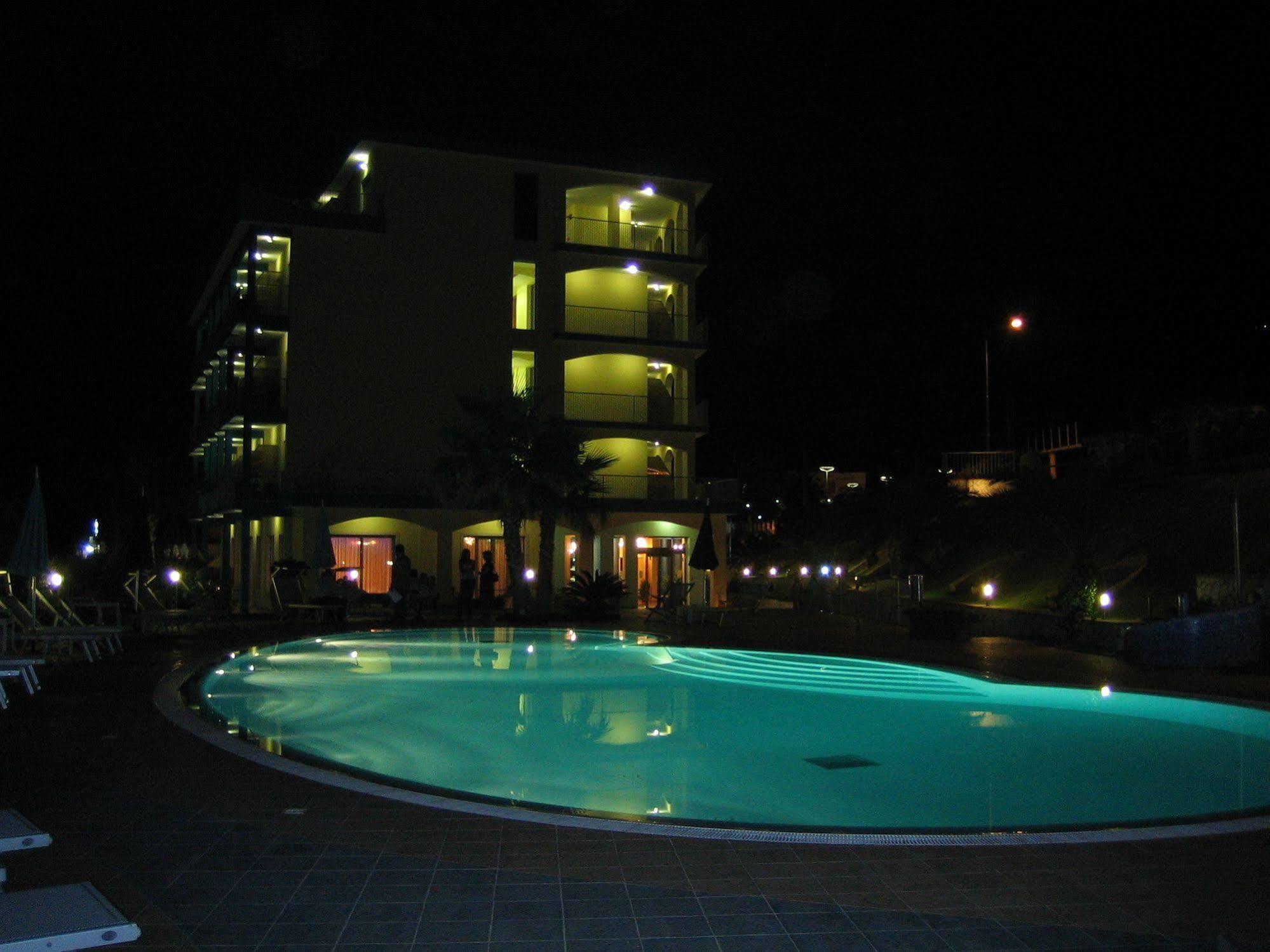 Meridian Hotel Ґуардія-П'ємонтезе-Терме Екстер'єр фото