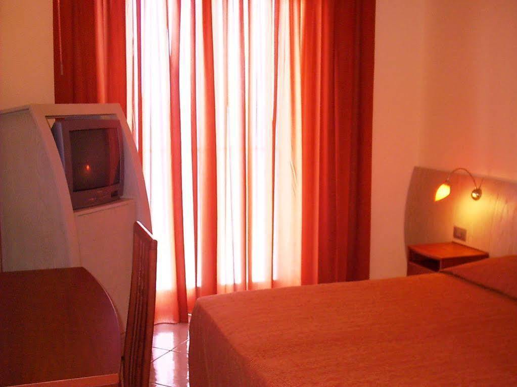 Meridian Hotel Ґуардія-П'ємонтезе-Терме Екстер'єр фото